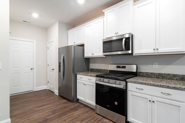 Empty%20kitchen%20with%20hard%20wood%20flooring